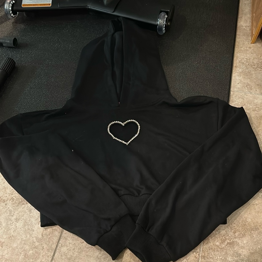 Edikted cropped sweatshirt size large with open cutout diamond heart